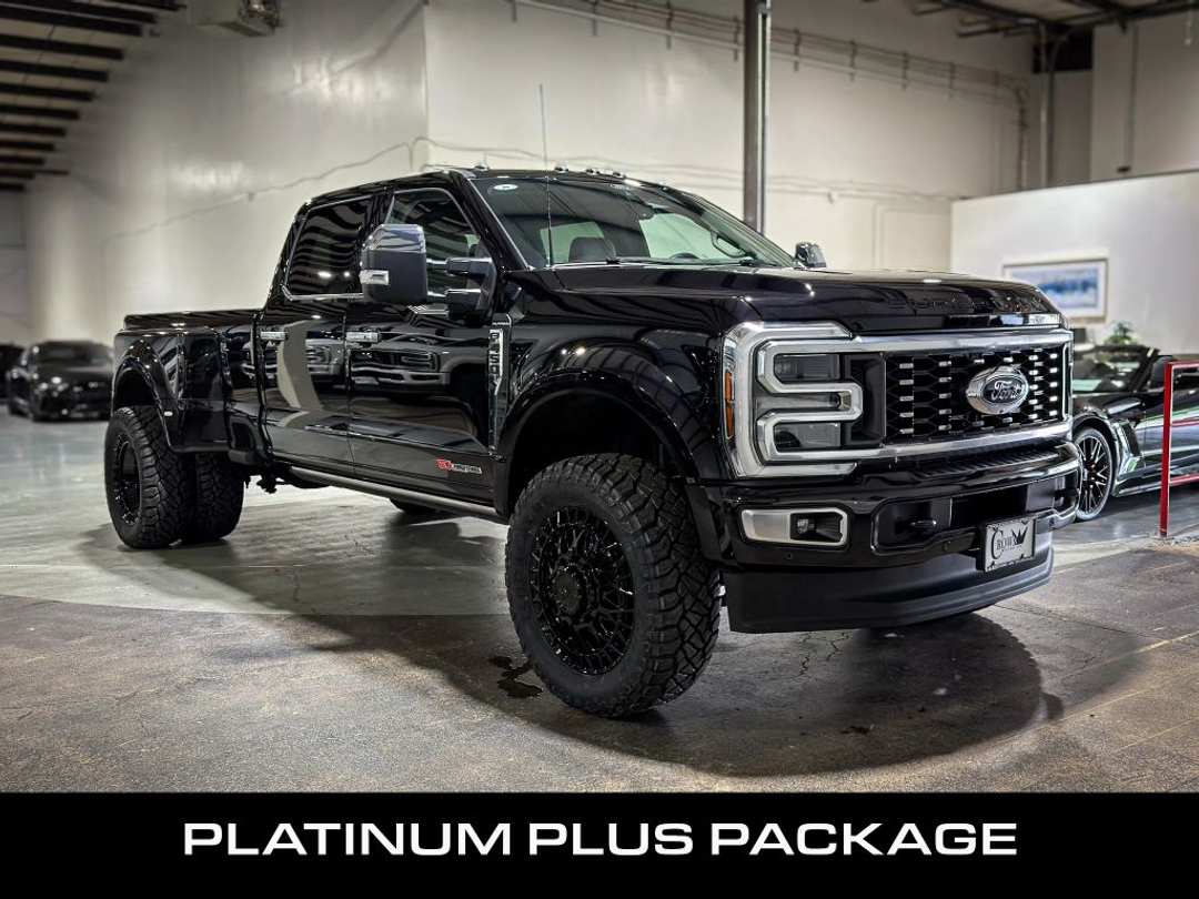2025 Ford F450 Super Duty Crew Platinum 8 ft - Image 3